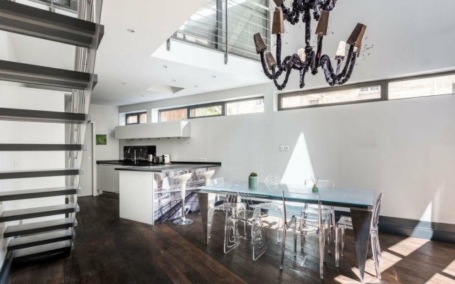Bordeaux Cuisine spacieuse et équipée avec grande table à manger.