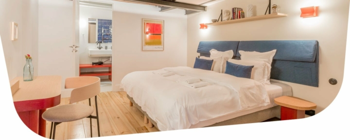 Image d'une suite avec lit double et espace de travail.