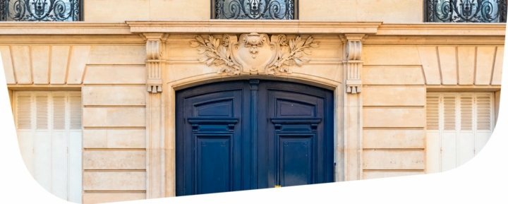 Entrée immeuble paris avec double porte bleue