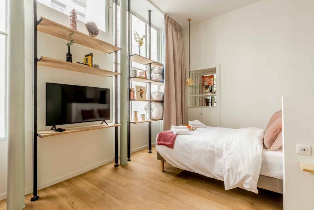 Suite avec lit double et TV.