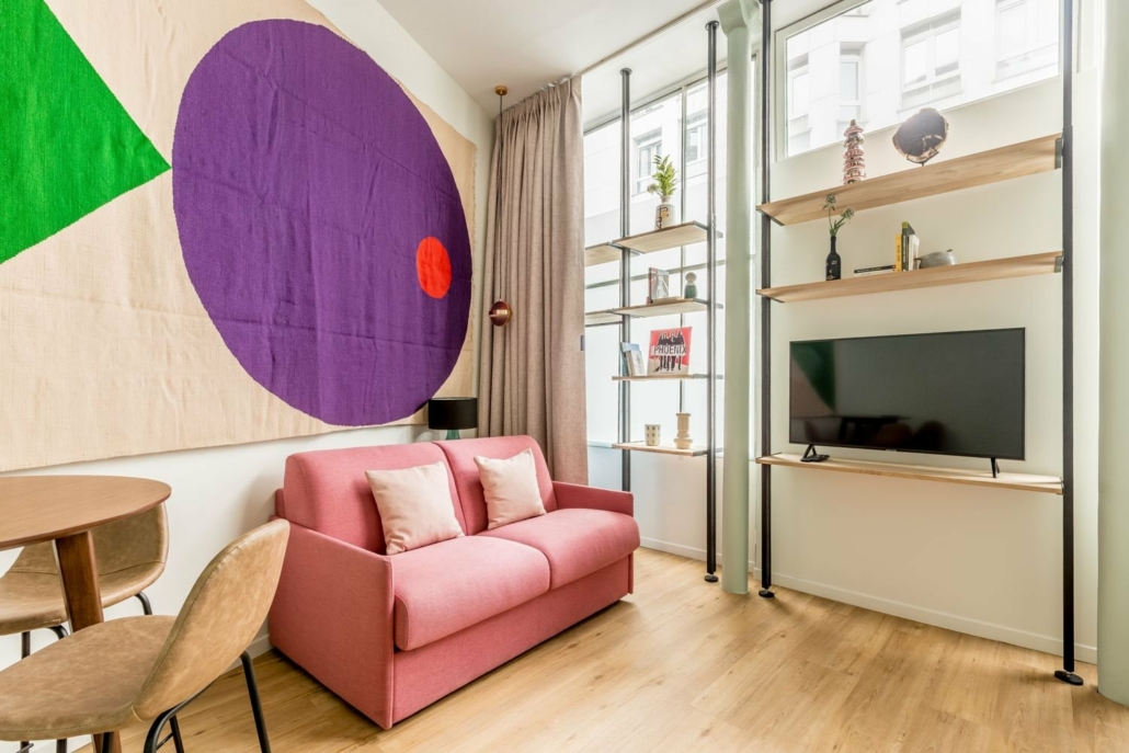 Panthéon Salon avec TV et décoration moderne.