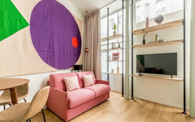 Salon avec TV et décoration moderne.