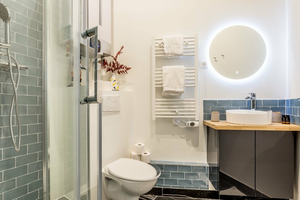 Salle de bain équipée avec tout le nécessaire pour un voyage confortable.