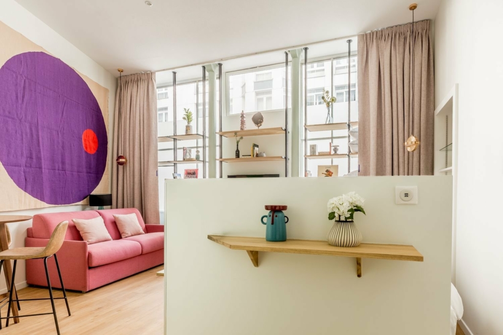 Salon avec canapé, décoration moderne.