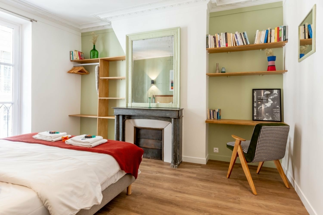 Bureau aménagé dans chambre, offre espace de travail pour les résidents.