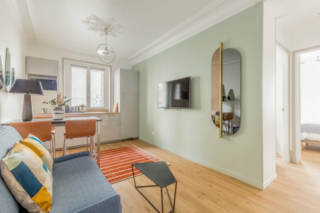 Cuisine équipée et espace avec table à manger.
