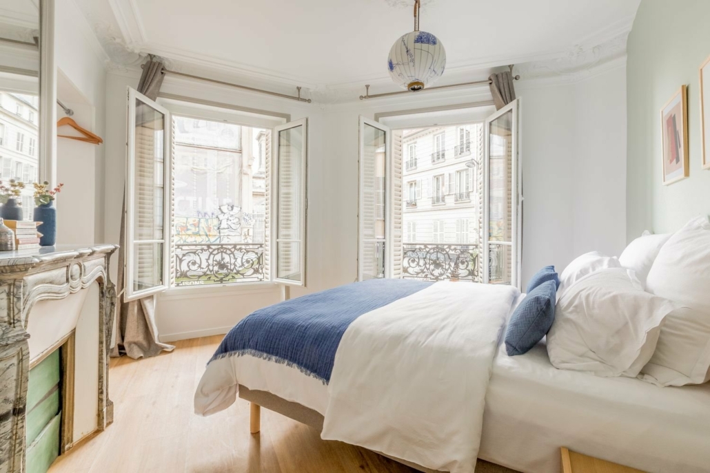 Grande chambre lumineuse avec lit double.