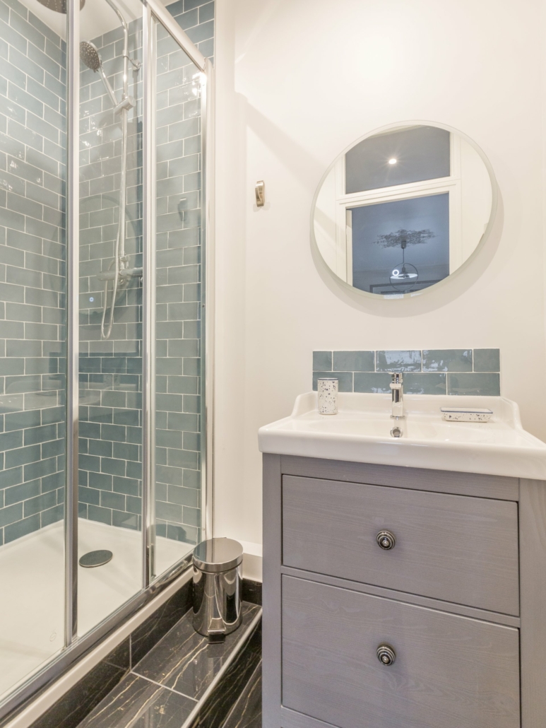 Salle de bain avec cabine de douche spacieuse.