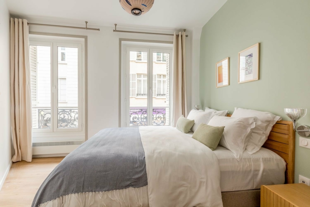 Chambre avec lit double et décoration cosy.