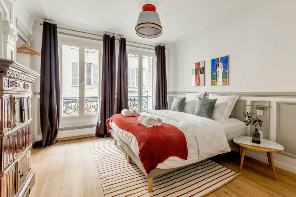 Chambre spacieuse avec lit double et double fenêtres.