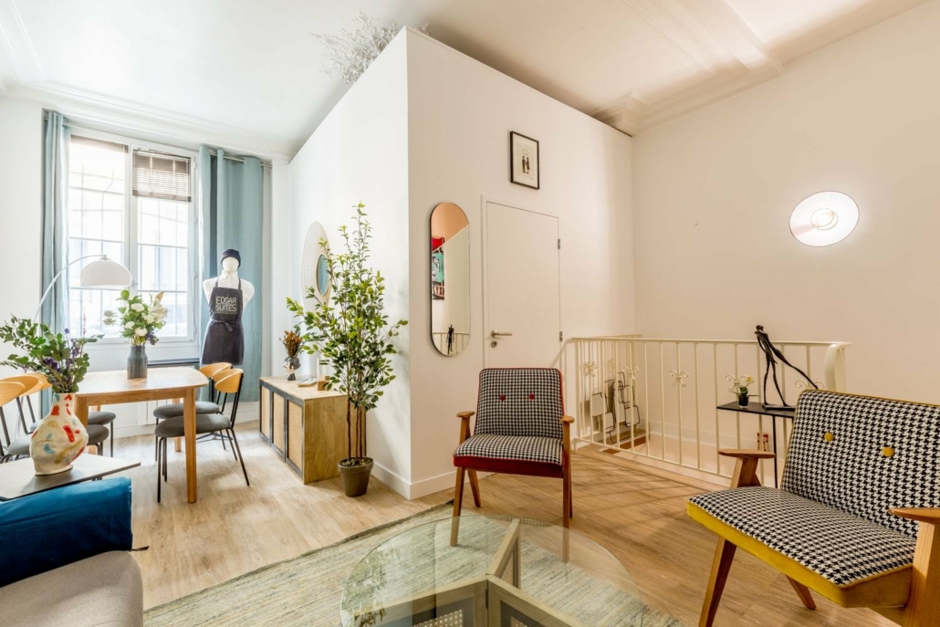 Salle à manger avec grande table.