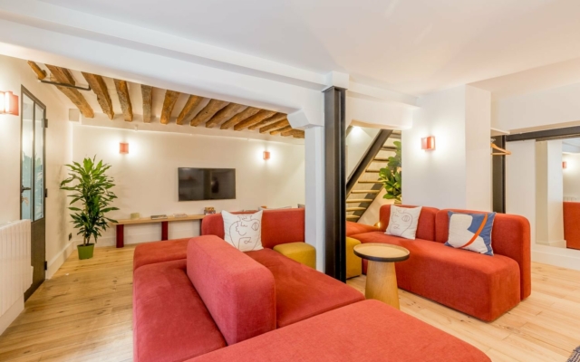Marais salon suites urbaines avec grand canapé, spacieux et lumineux.