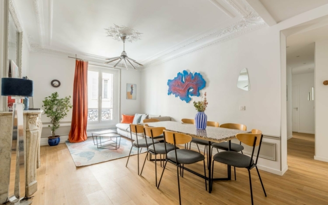 Salon avec canapé et grande table à manger.