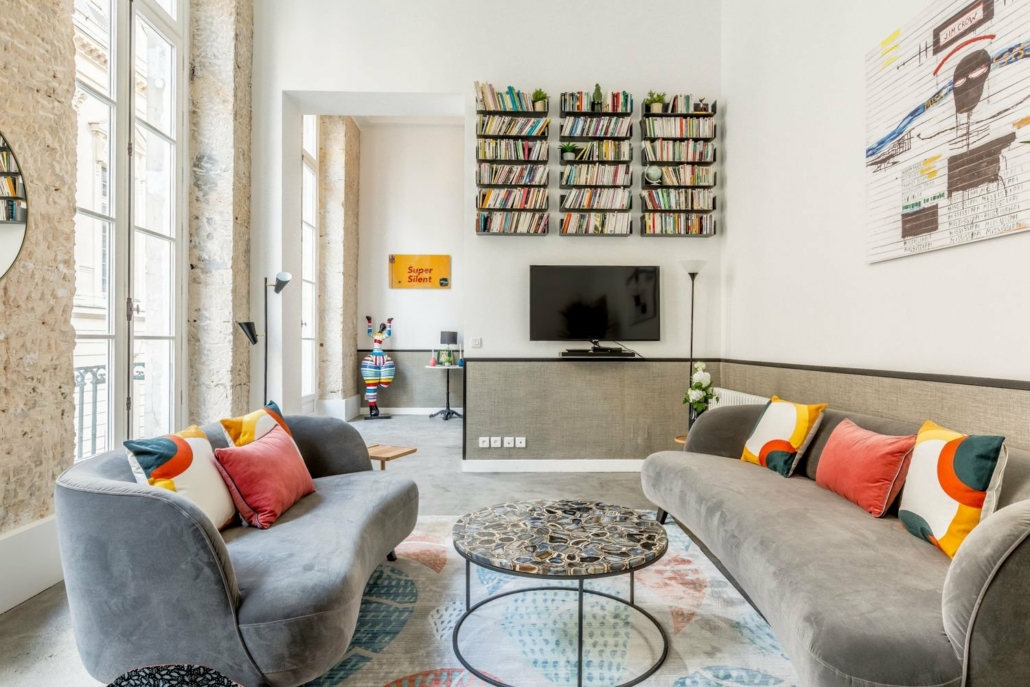 Richelieu suites urbaines trendy, salon avec 2 canapés, table basse et TV.