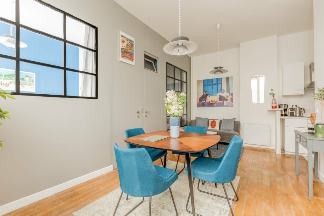 Suite avec salon et espace salle à manger.