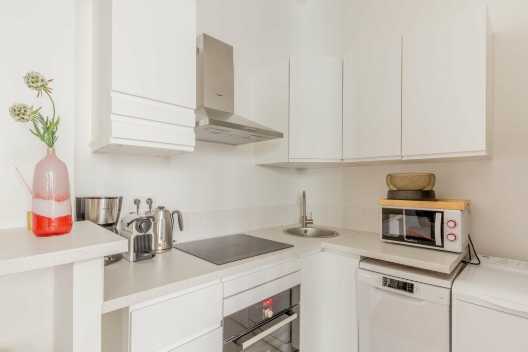 Suite avec cuisine équipée, blanche.