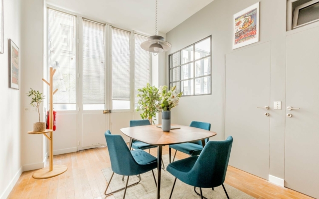 Espace lumineux et spacieux avec table à manger