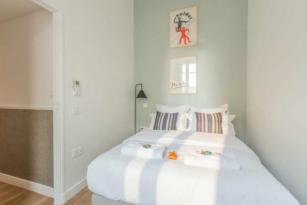 Suite chambre avec lit double, couleur beiges.