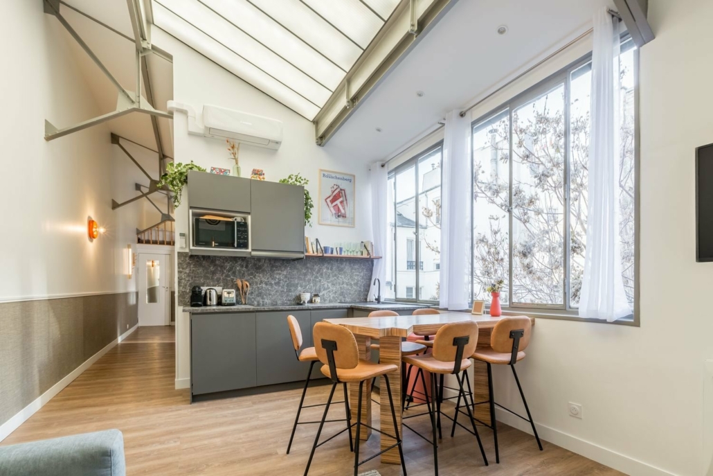 Cuisine équipée et table à manger.