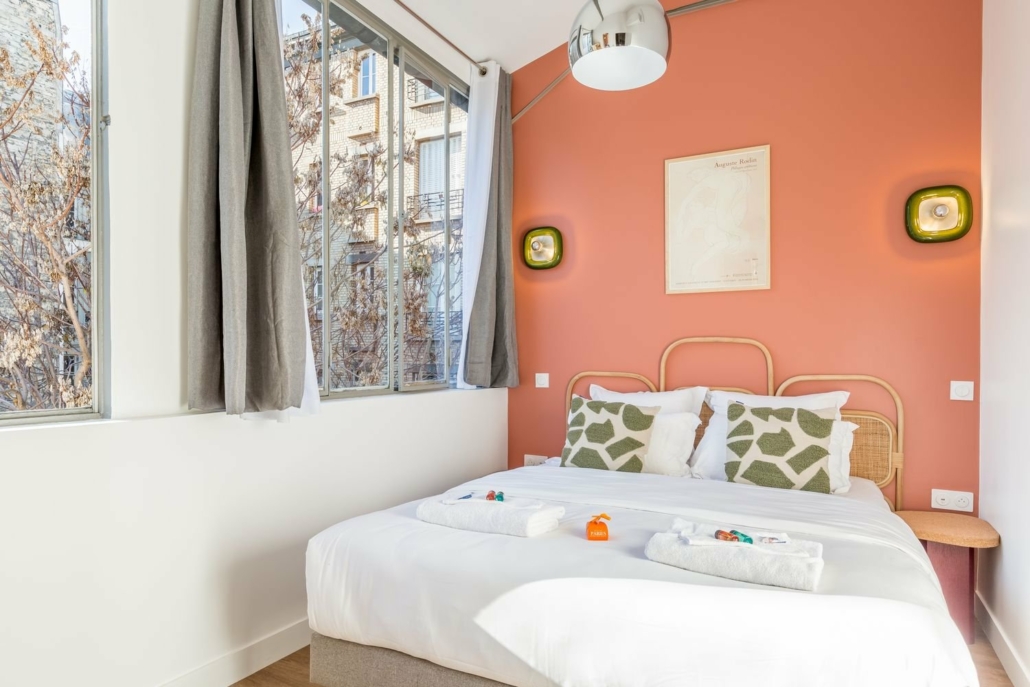 Chambre lumineuse avec lit double.