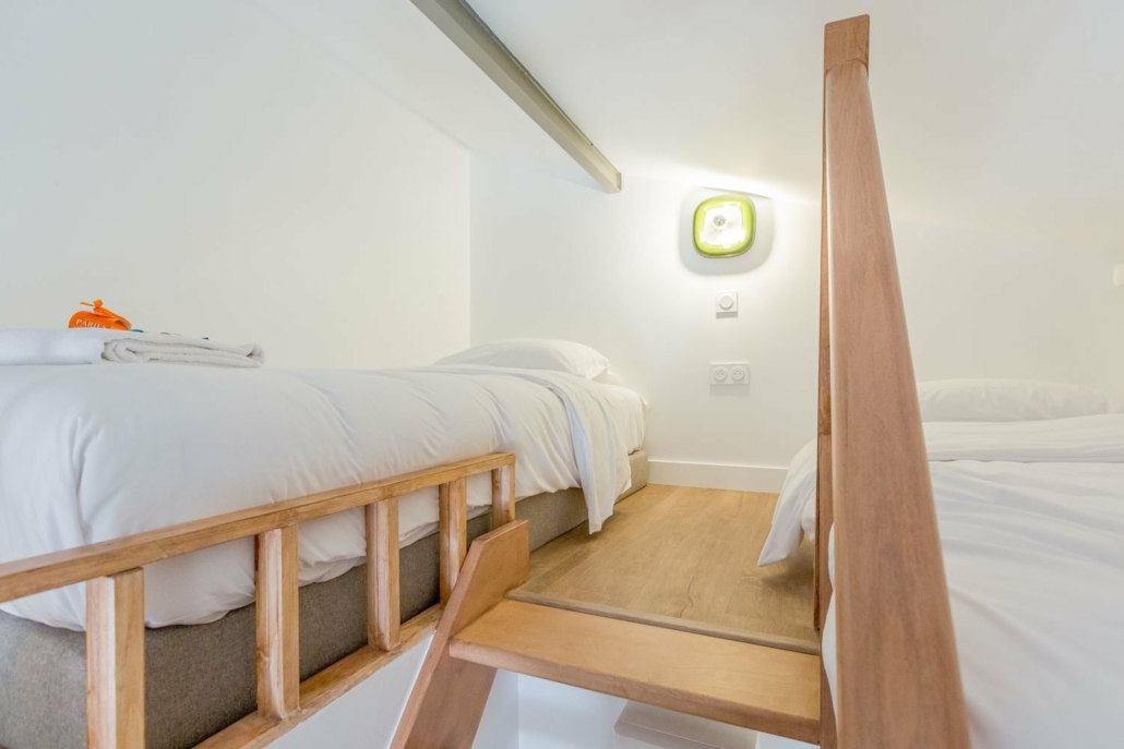 Mezzanine avec deux lits simples.