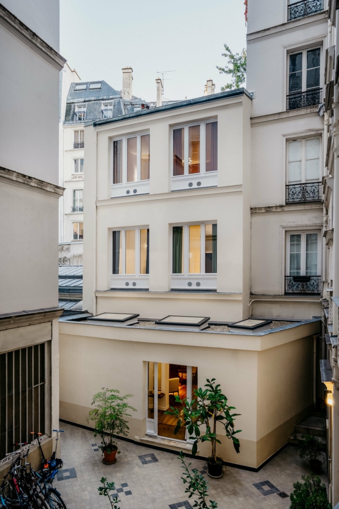Vue depuis la suite sur cours avec immeubles Haussmaniens.
