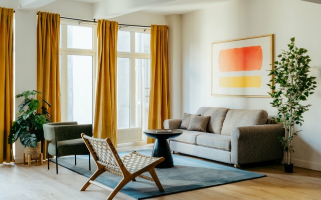 Montmartre salon suites urbaines avec déco cosy et tendance.