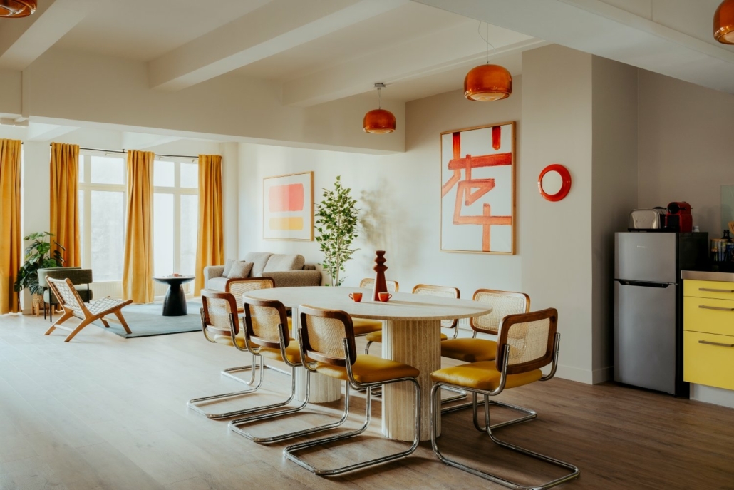 Vue panoramique sur salon et salle à manger de notre suite hôtelière.