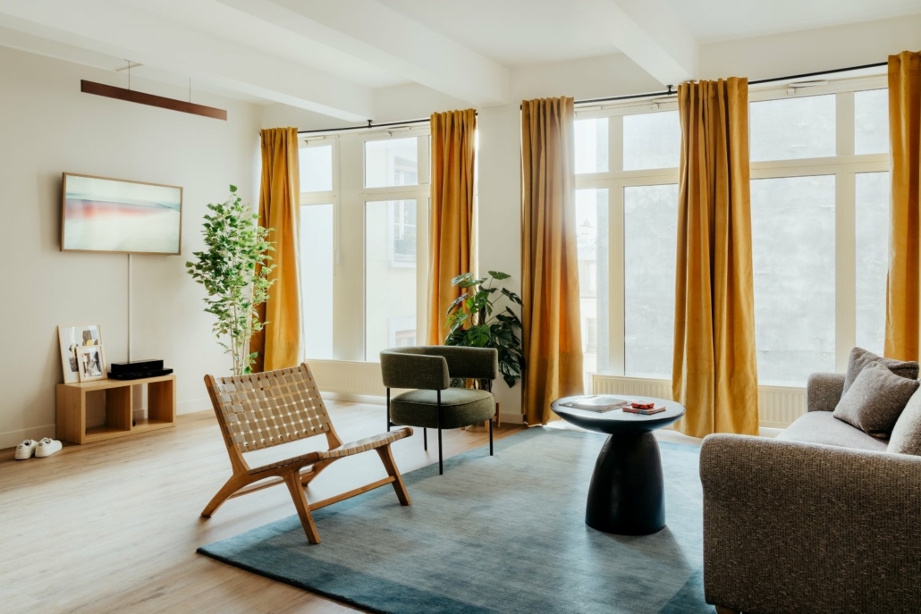 Salon spacieux avec canapé, décoré de façon cosy et trendy.