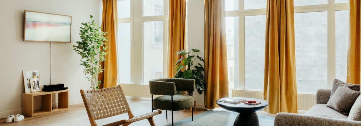 Salon spacieux avec canapé, décoré de façon cosy et trendy.