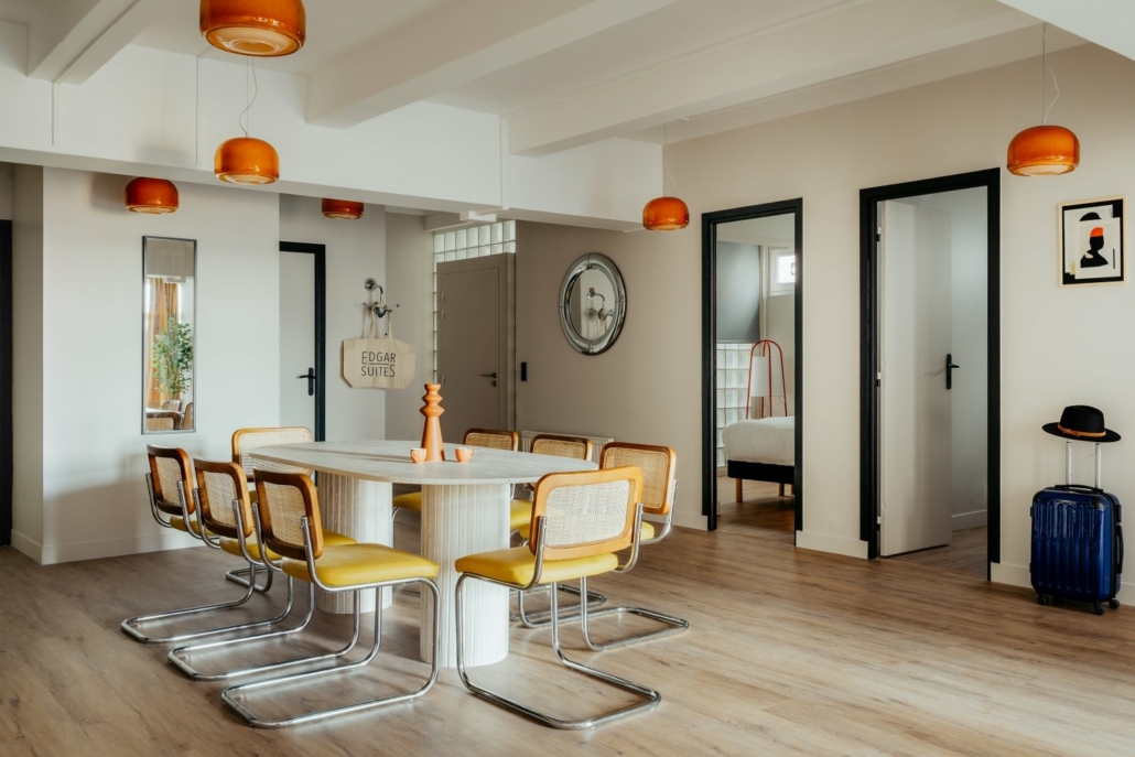 Salle à manger spacieuse équipée d'une grande table.