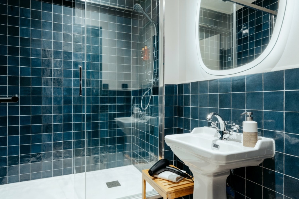 Salle de bain équipée et décorée dans des tons bleus