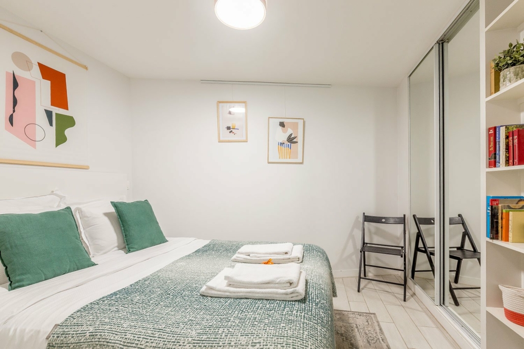 Chambre double avec espace de rangement. Décorée dans des tons verts.
