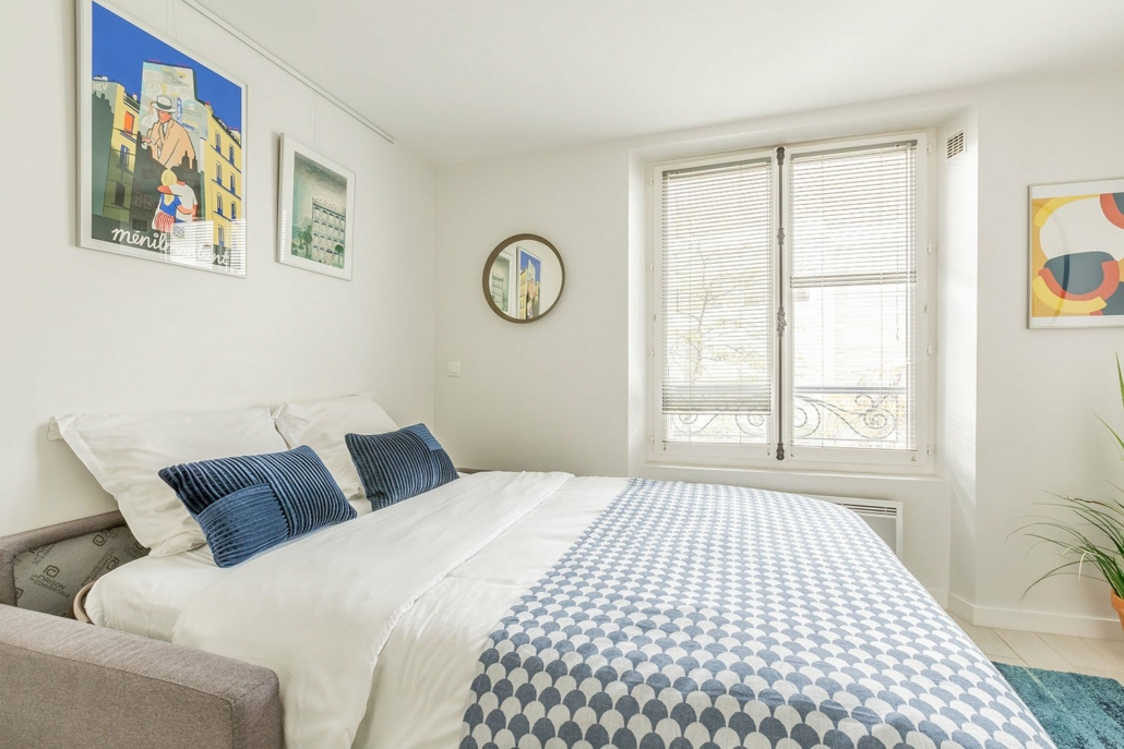 Chambre avec lit double, décoration épurée et simple.