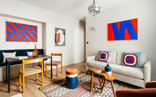 Champs Elysées suites urbaines décorée dans un style cosy et tons chauds, salon avec canapé, séjour avec table à manger