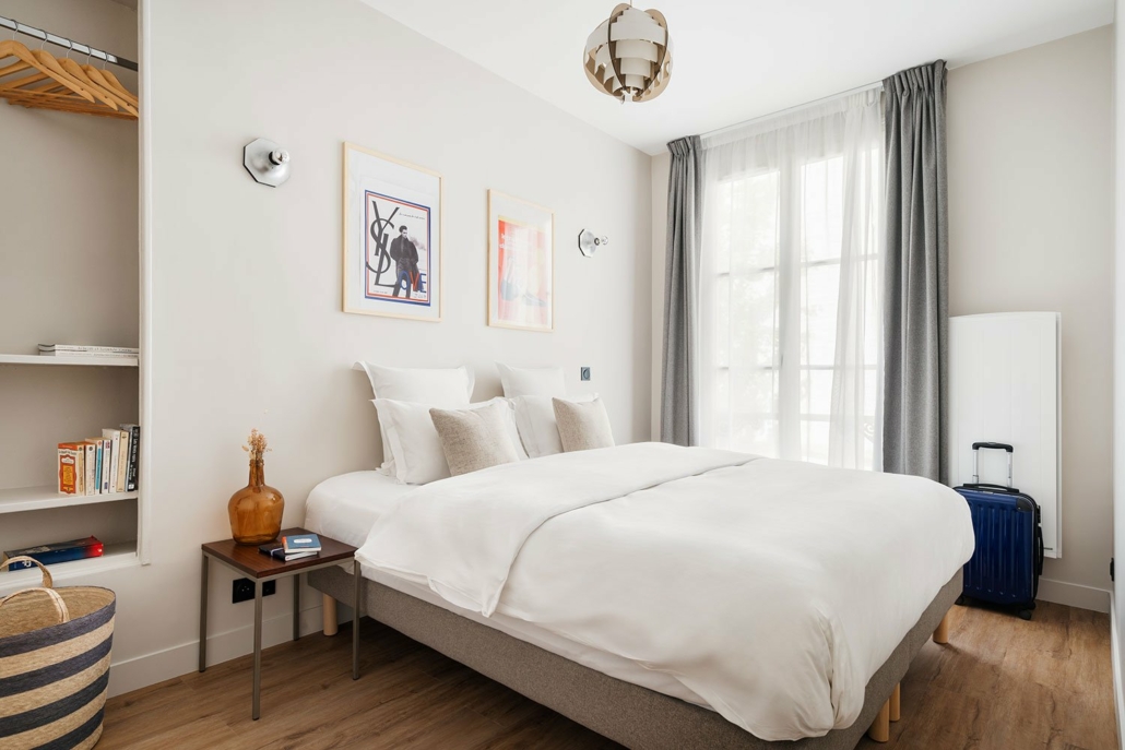 Chambre double spacieuse, couleur blanche