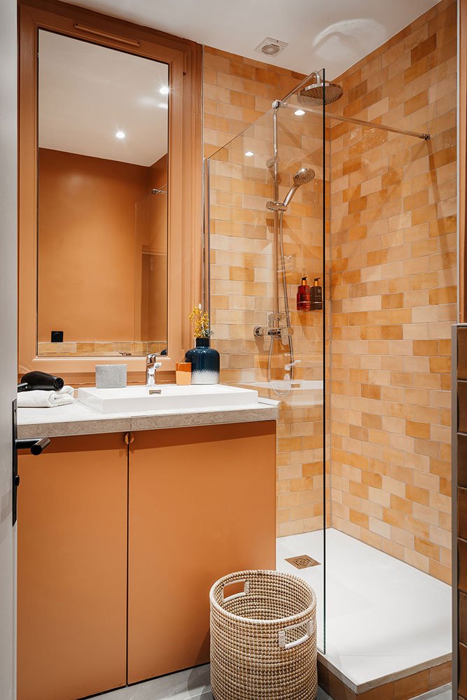 Salle de bain entièrement équipée, douche à l'italienne, couleur orange