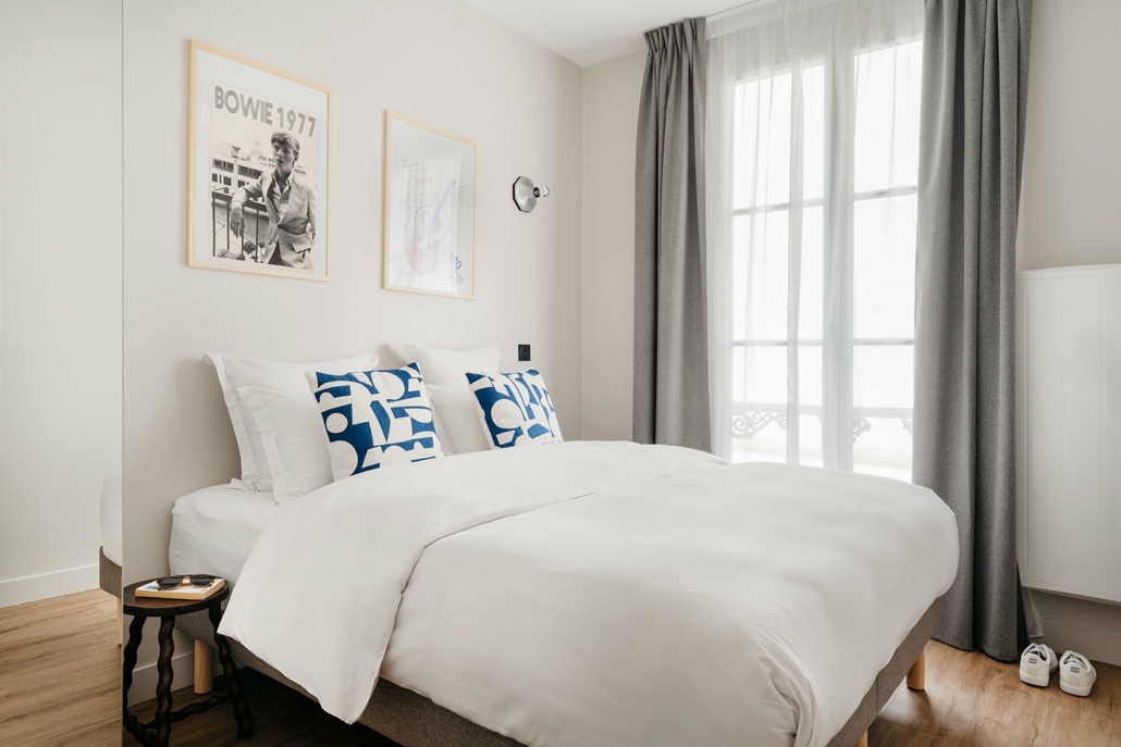 Chambre avec lit double, décoration épurée.