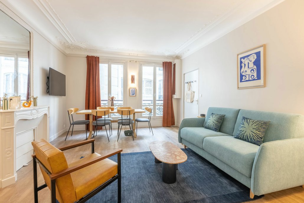suites urbaines entièrement équipées et fonctionnelles ( canapé, TV, table à manger).