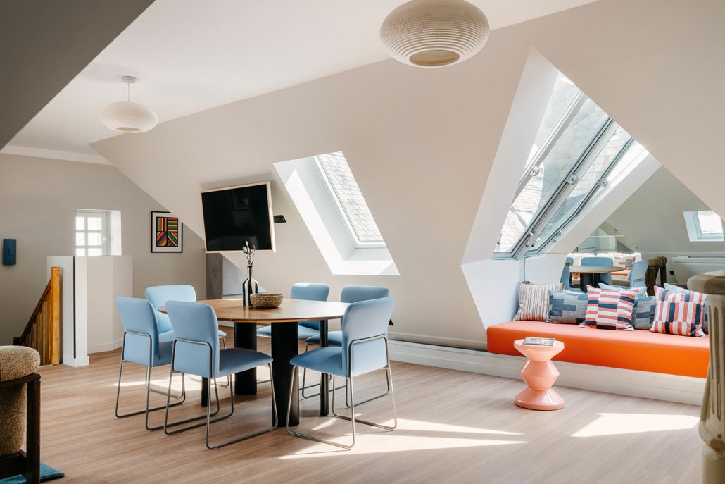 Salle à manger et banquette fenêtre.