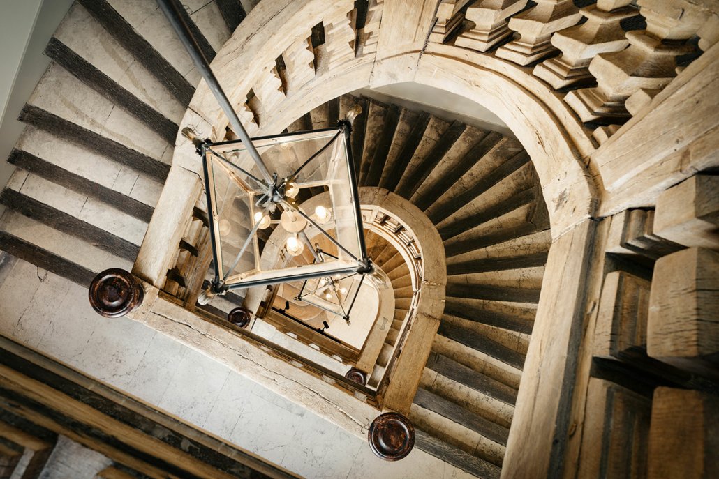Intérieur immeuble, avec décor typiquement parisien.