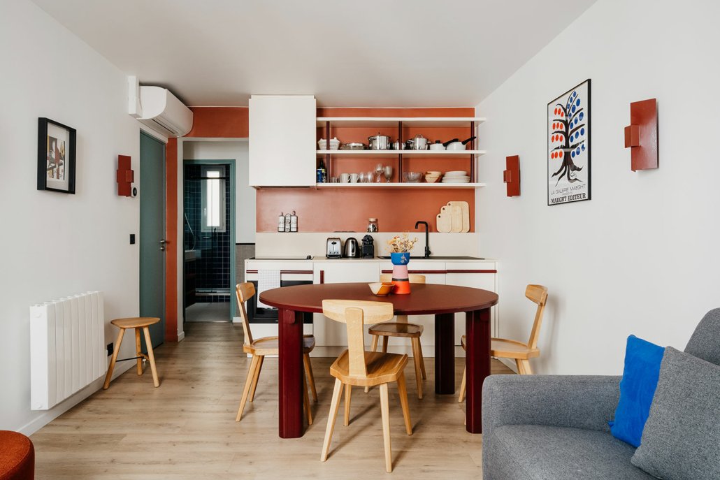 Cuisine entièrement équipée avec table à manger.