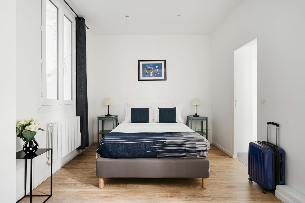 Chambre double bleue, équipée et cosy.