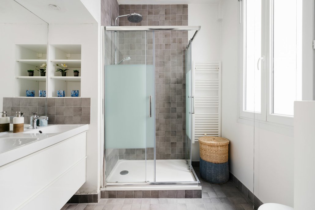 Salle de bain avec douche et entièrement équipée.
