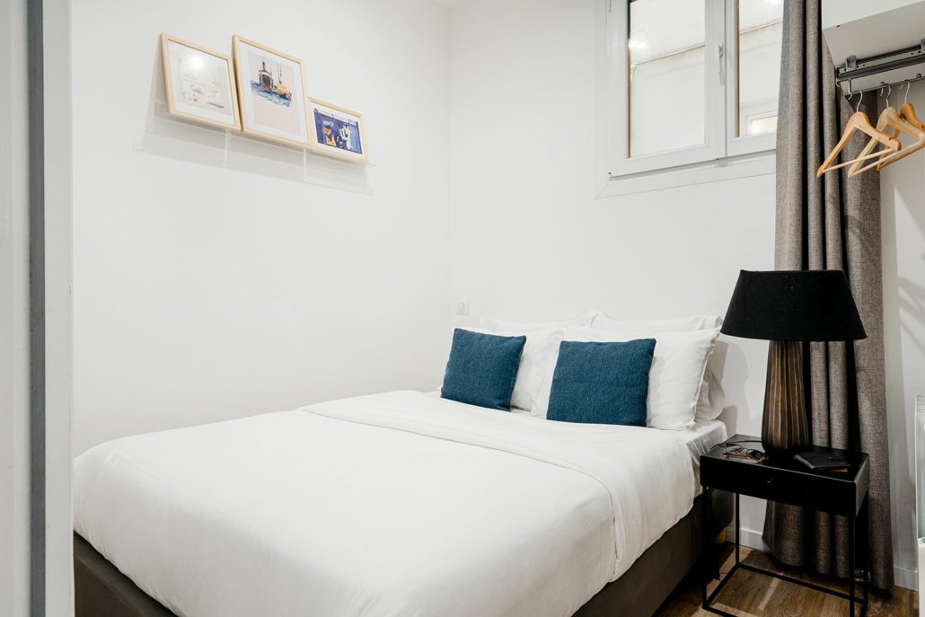 Chambre double, décoration simple et épurée. Equipée et cosy.