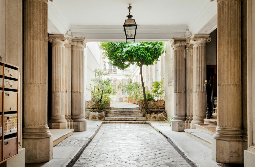 Entrée sur cour du bâtiment, moulures et architectures parisiennes.