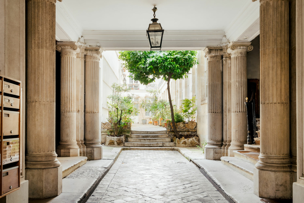 Entrée sur cour du bâtiment, moulures et architectures parisiennes.