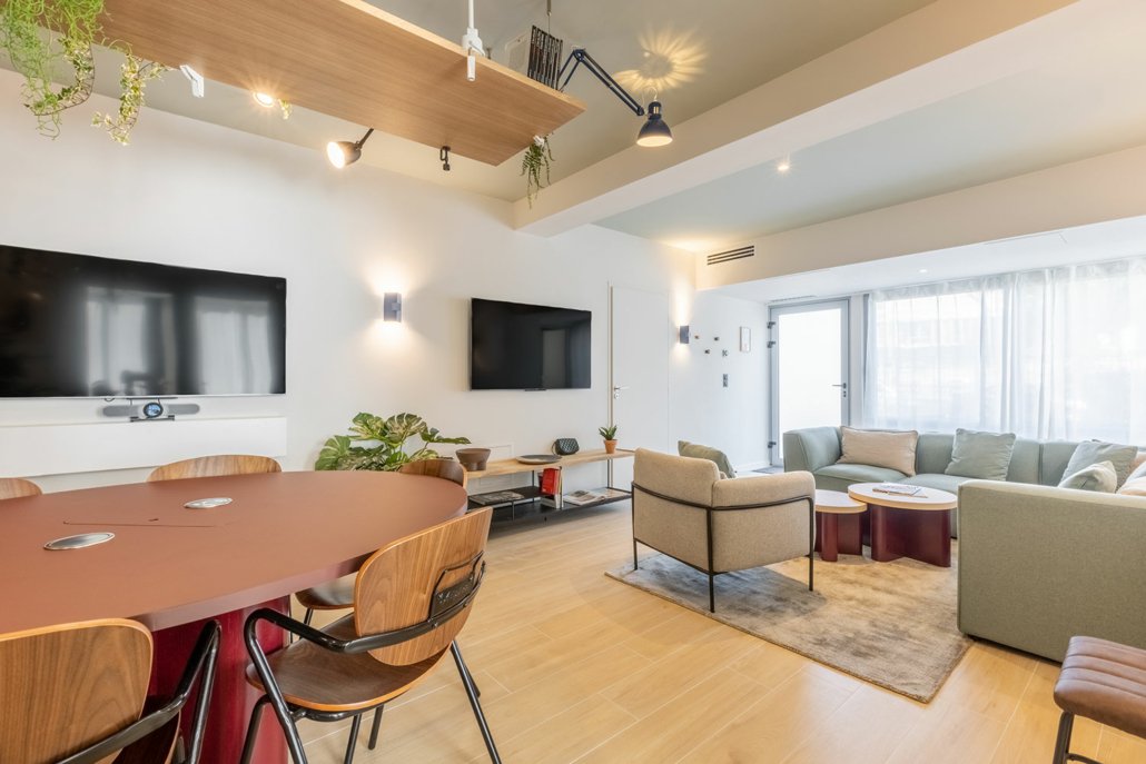 Salle à manger / suites urbaines cosy et équipé ( TV, canapé, table à manger).