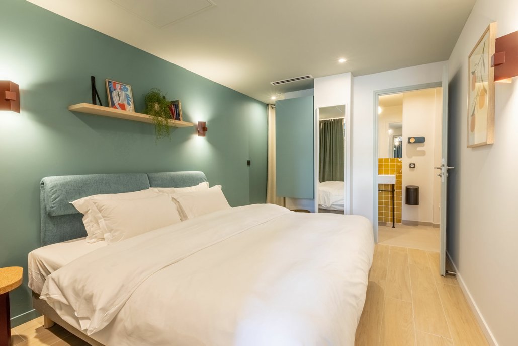Chambre double turquoise, équipée et cosy.
