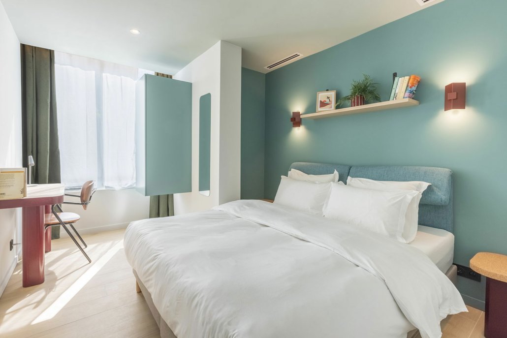 Chambre double turquoise, équipée et cosy.